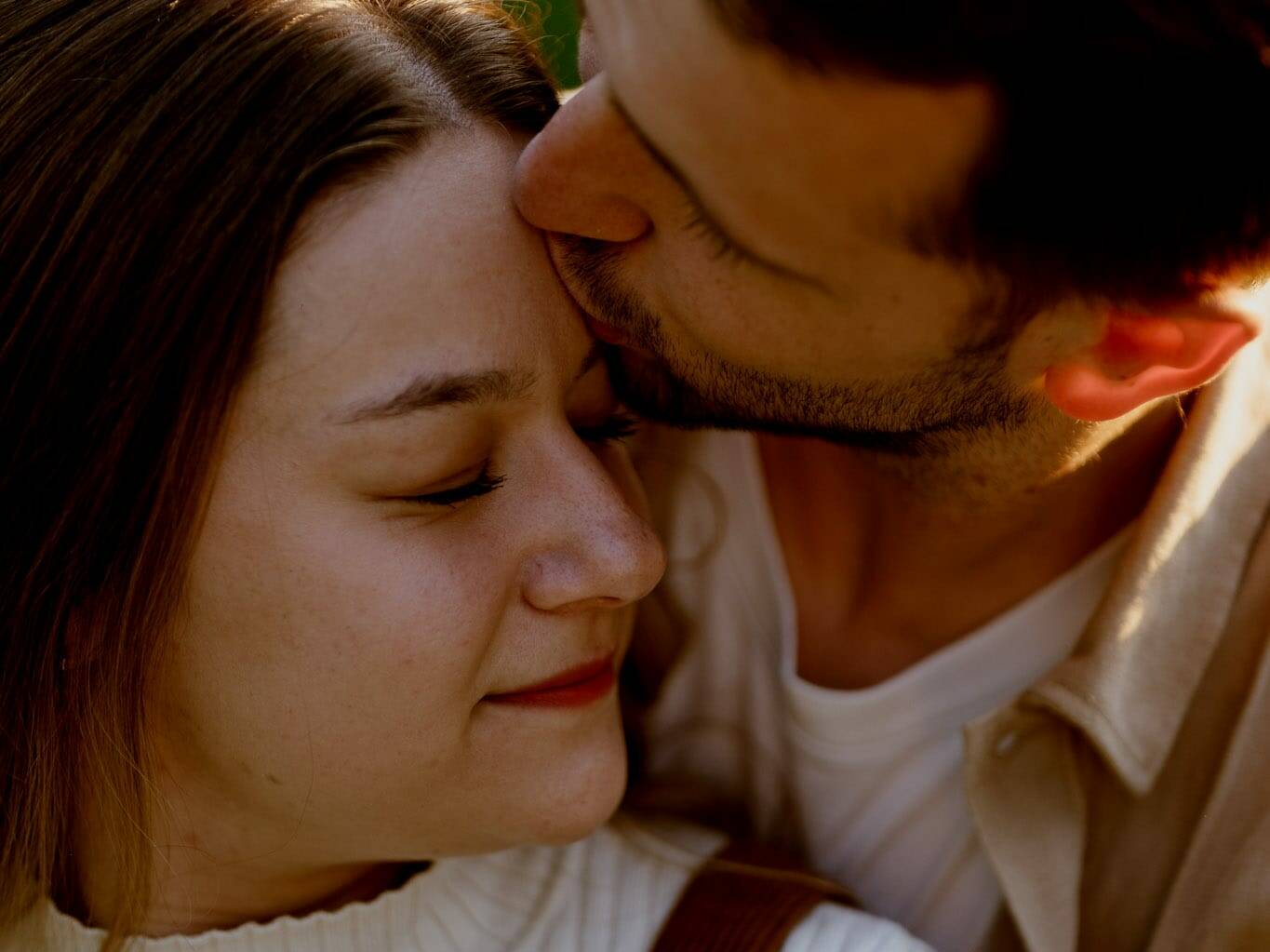 couple bisou amour ensemble auvergne