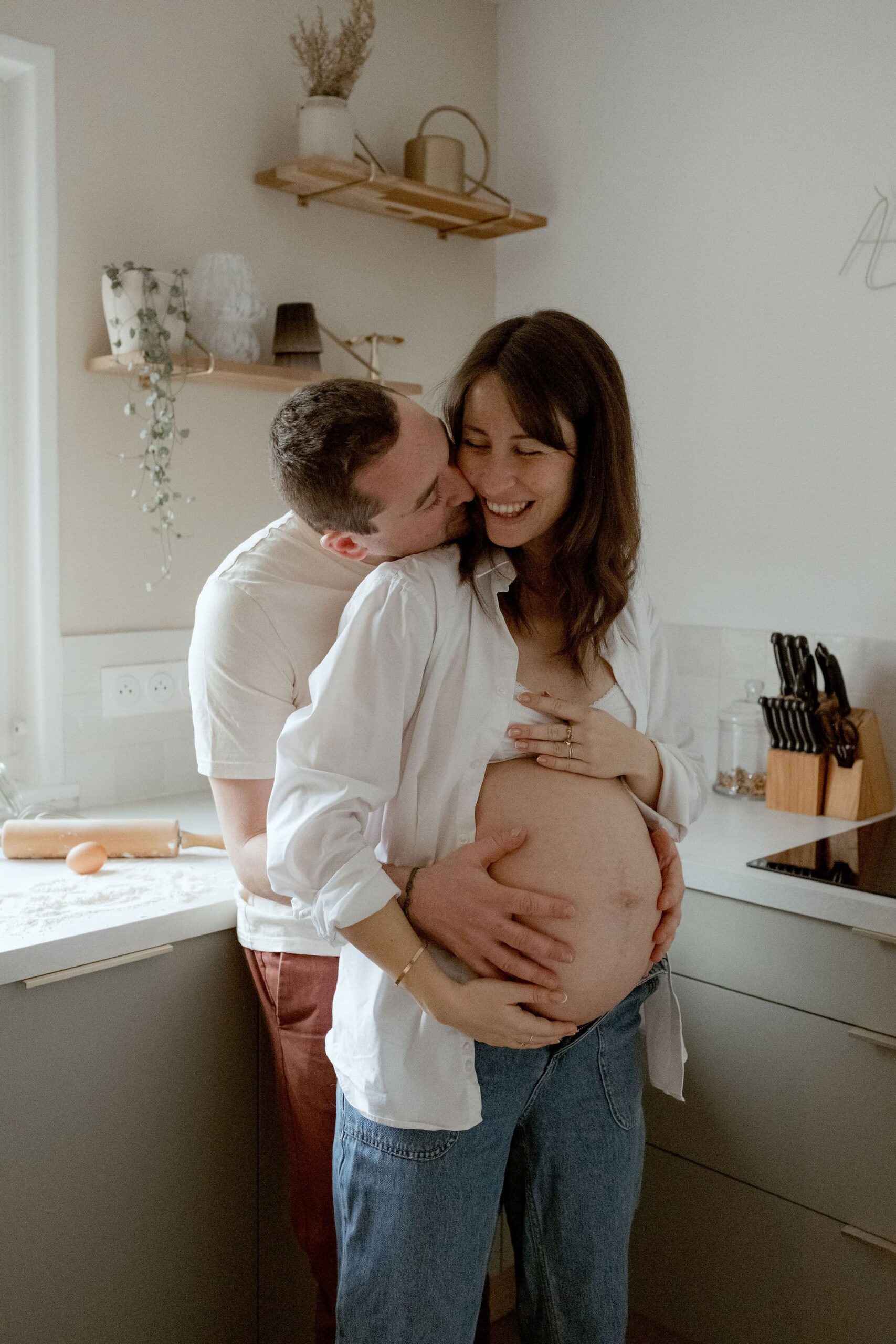 Séance grossesse en intérieur à Clermont-Ferrand, couple cuisinant ensemble