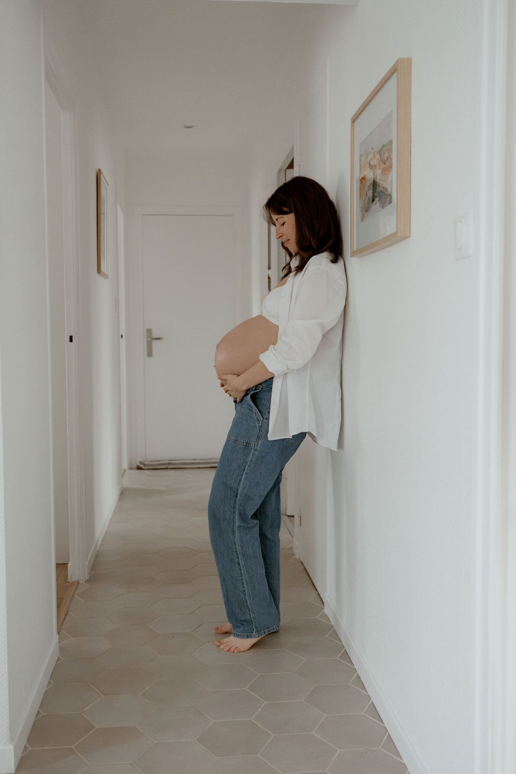 Séance grossesse en intérieur à Clermont-Ferrand, photo maman seule