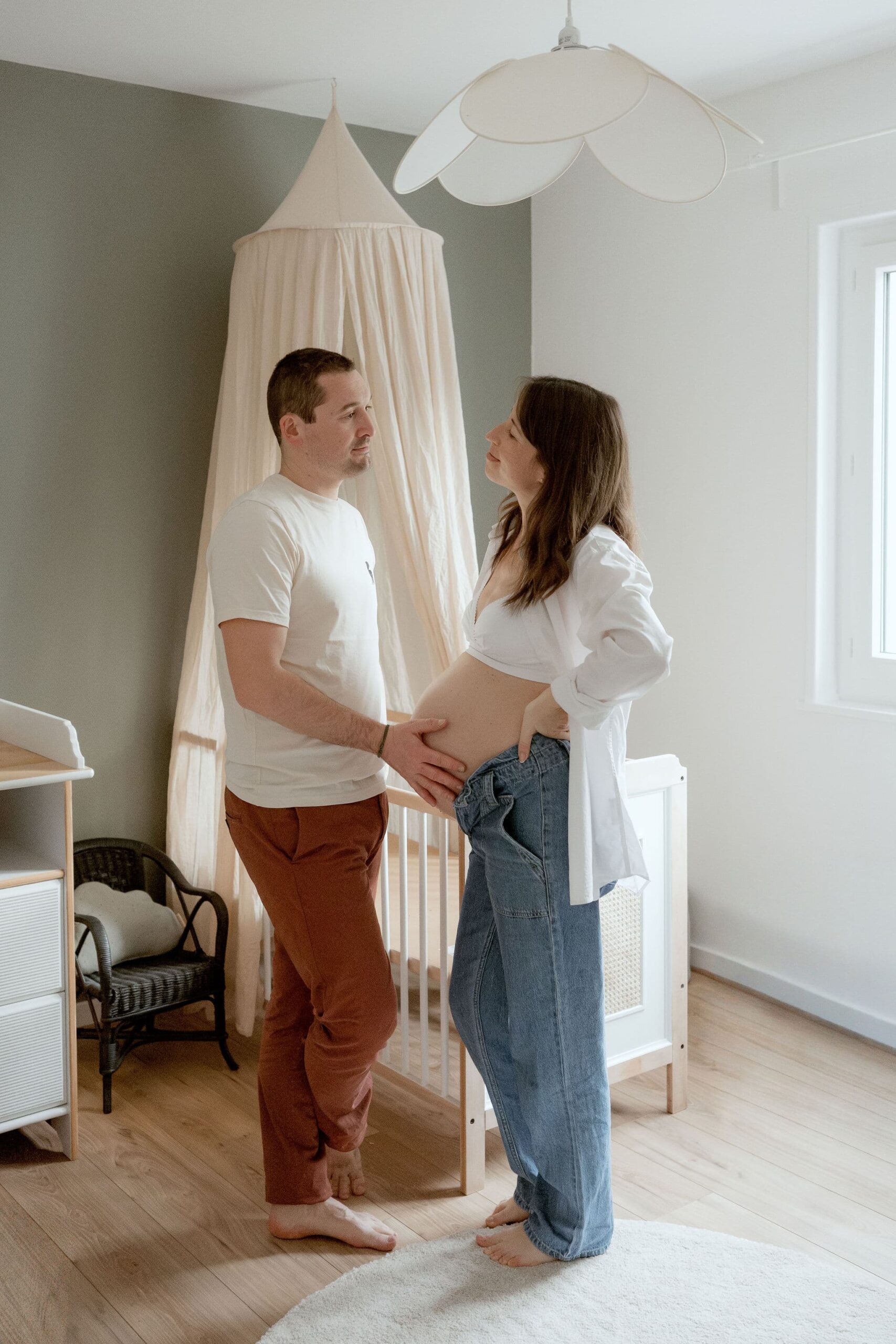 Séance grossesse en intérieur à Clermont-Ferrand, couple décoration chambre