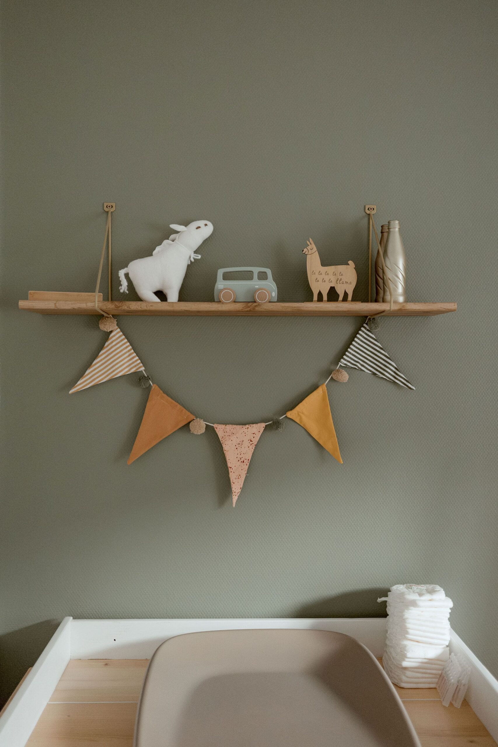 Séance grossesse en intérieur à Clermont-Ferrand, décoration chambre