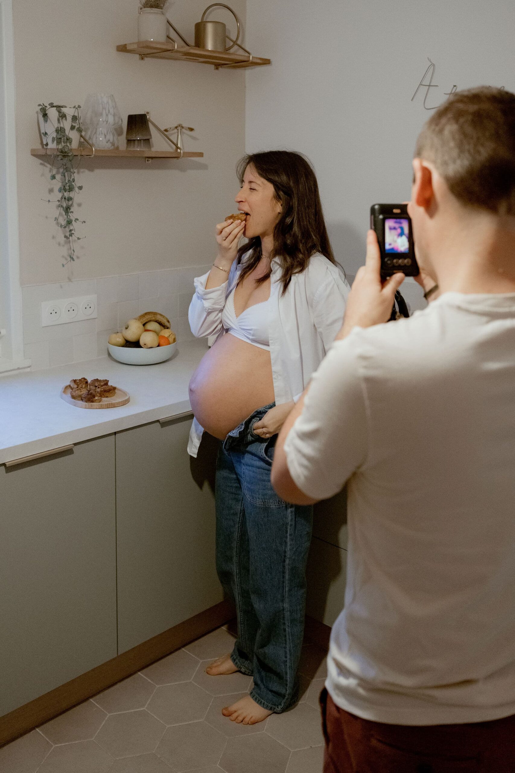 Séance grossesse en intérieur à Clermont-Ferrand, couple cuisinant ensemble