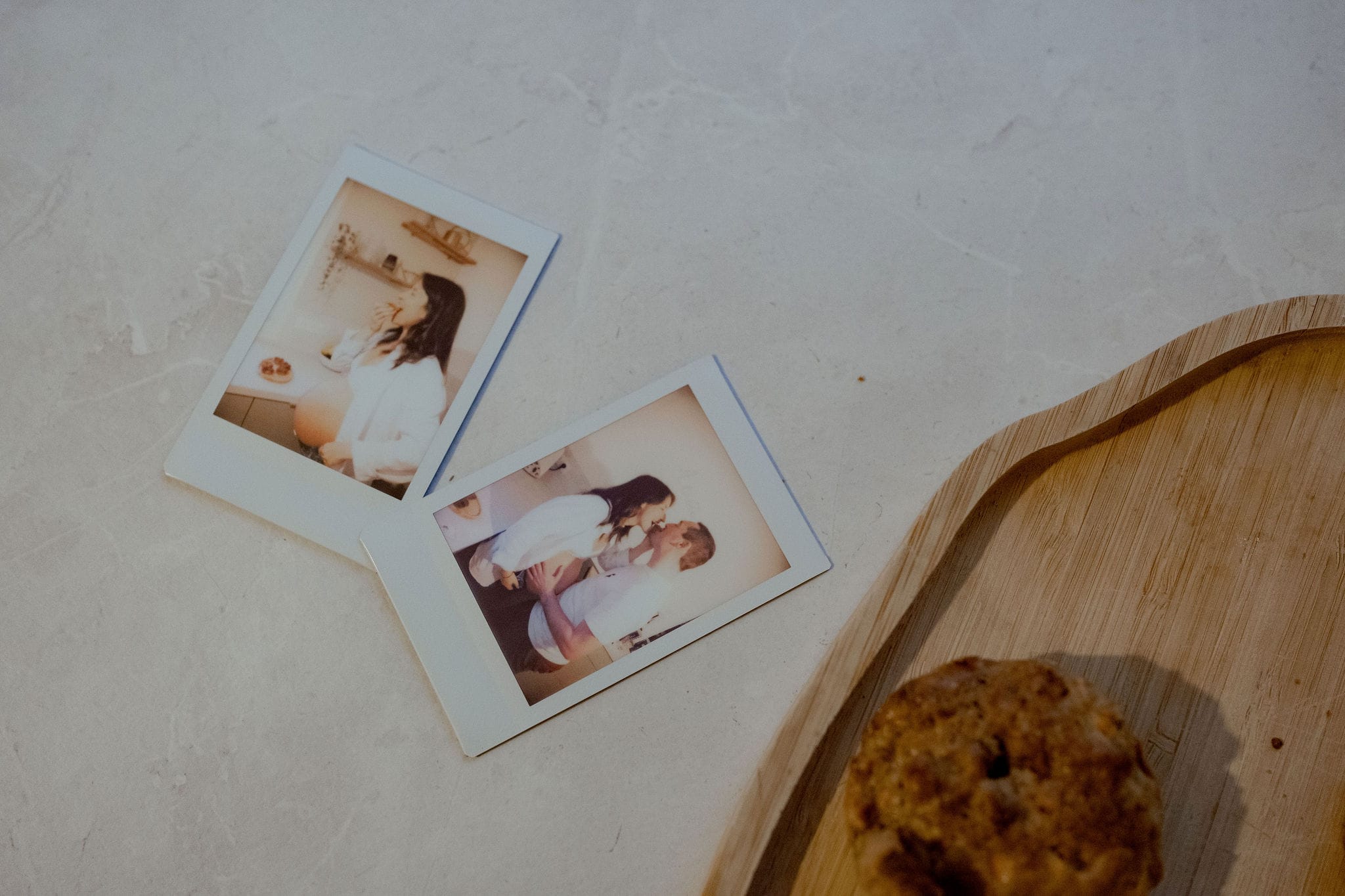 Séance grossesse en intérieur à Clermont-Ferrand, couple cuisinant ensemble