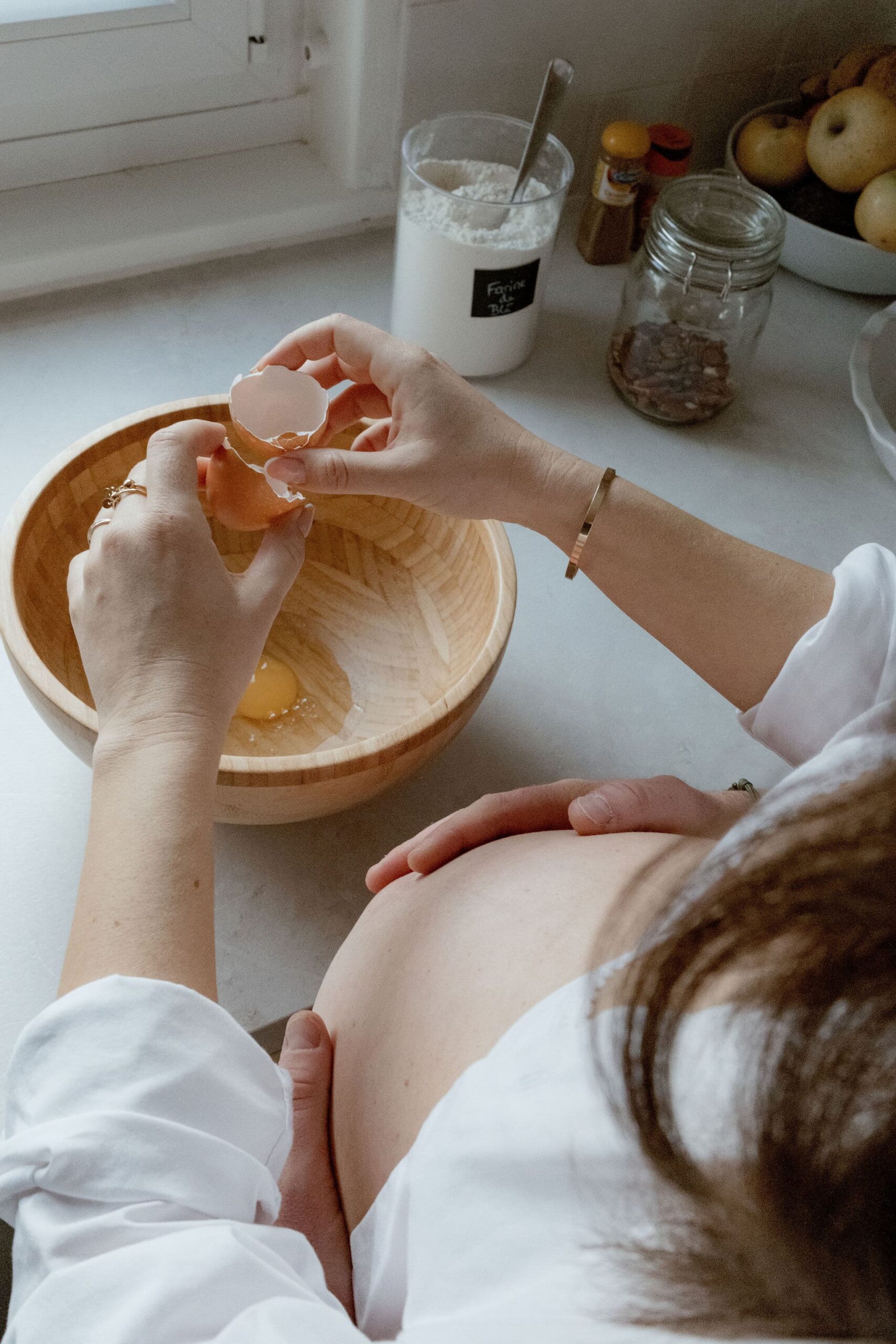 Séance grossesse en intérieur à Clermont-Ferrand, couple cuisinant ensemble