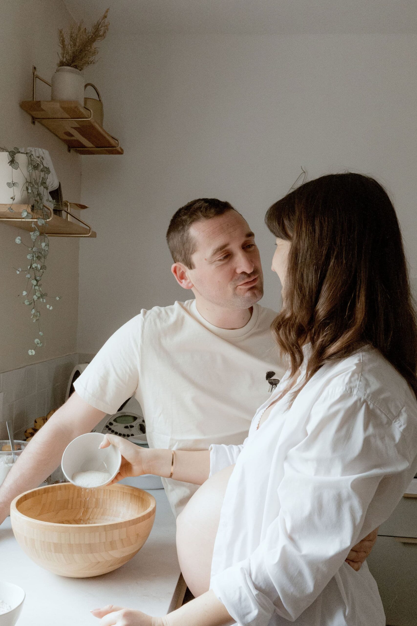 Séance grossesse en intérieur à Clermont-Ferrand, couple cuisinant ensemble
