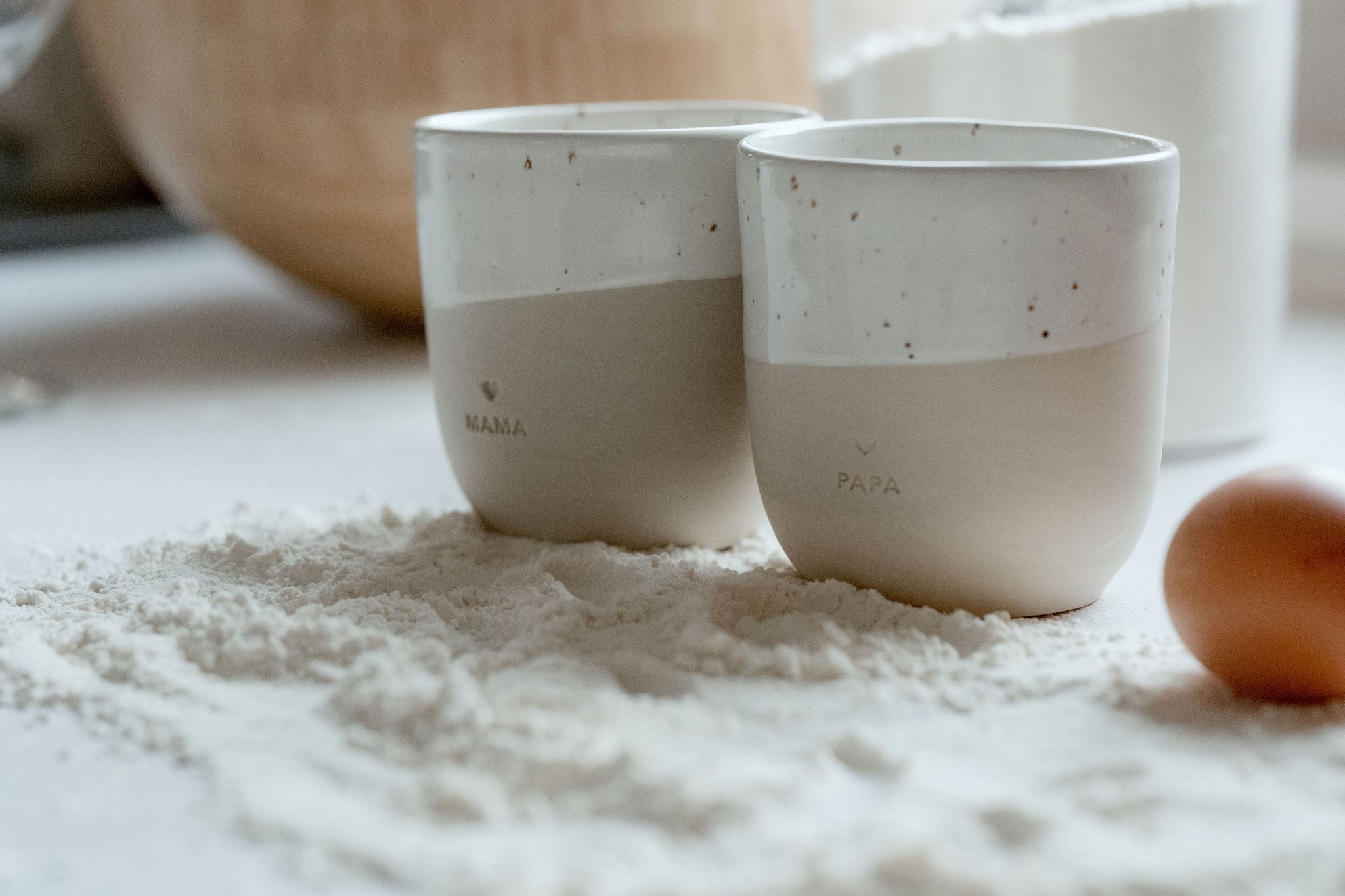 Séance grossesse en intérieur à Clermont-Ferrand, couple cuisinant ensemble
