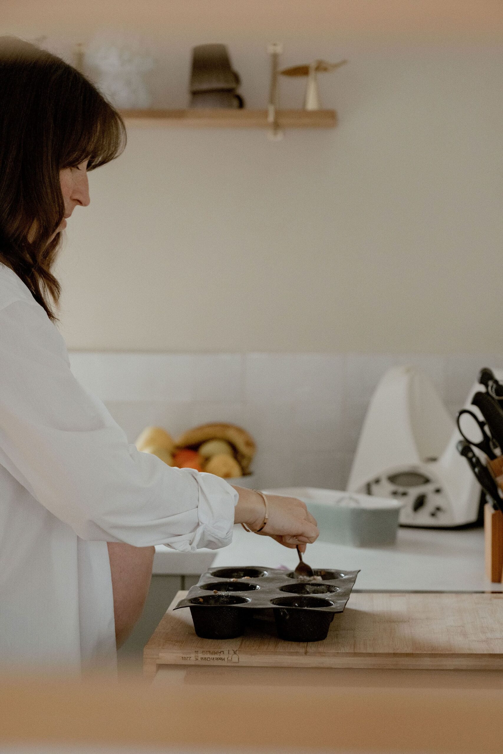 Séance grossesse en intérieur à Clermont-Ferrand, couple cuisinant ensemble
