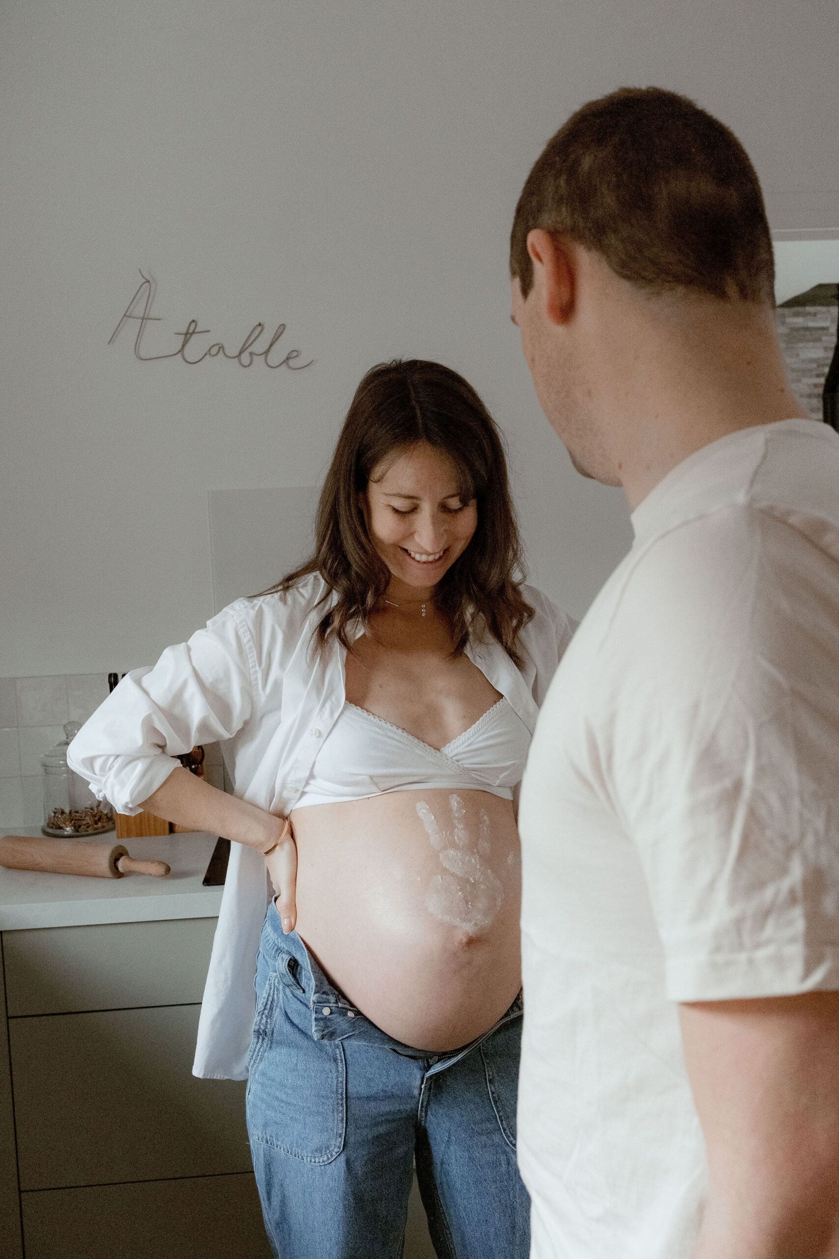 Séance grossesse en intérieur à Clermont-Ferrand, couple cuisinant ensemble