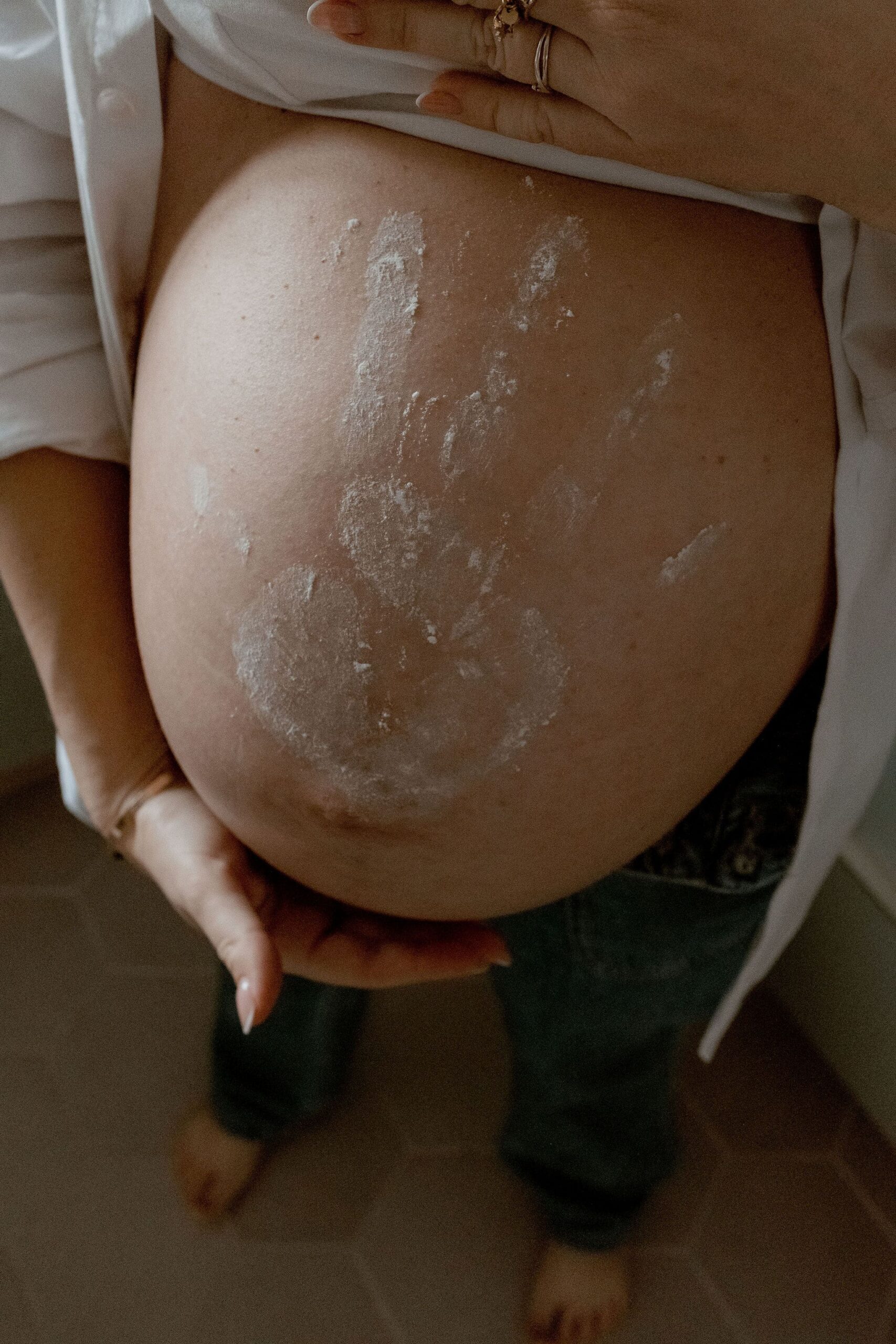 Séance grossesse en intérieur à Clermont-Ferrand, couple cuisinant ensemble