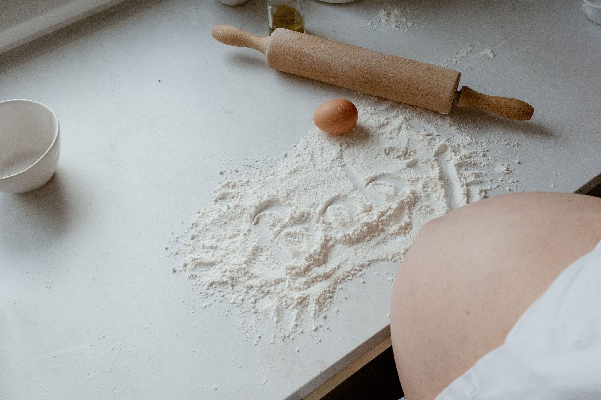 Séance grossesse en intérieur à Clermont-Ferrand, couple cuisinant ensemble