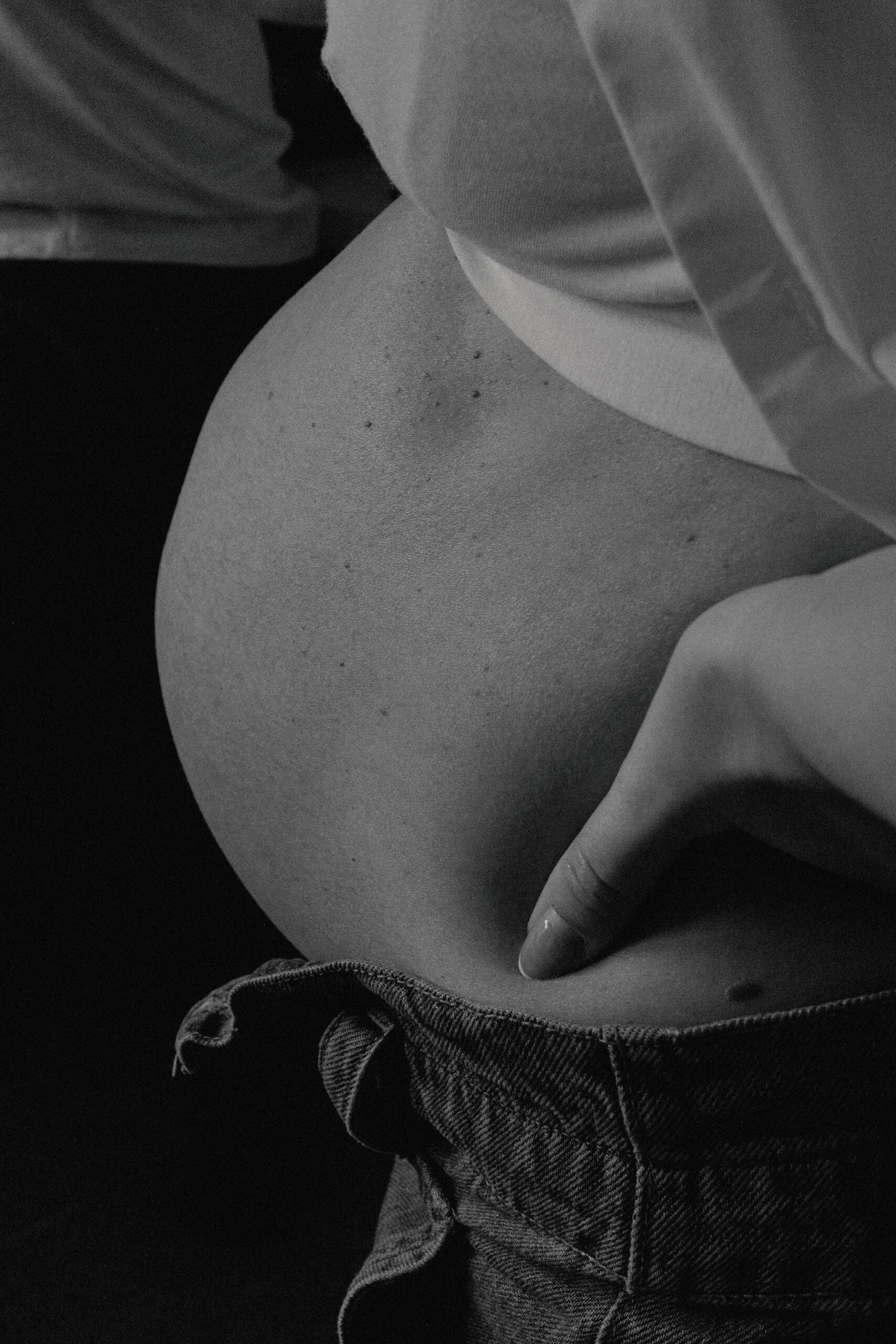 Séance grossesse en intérieur à Clermont-Ferrand, couple cuisinant ensemble