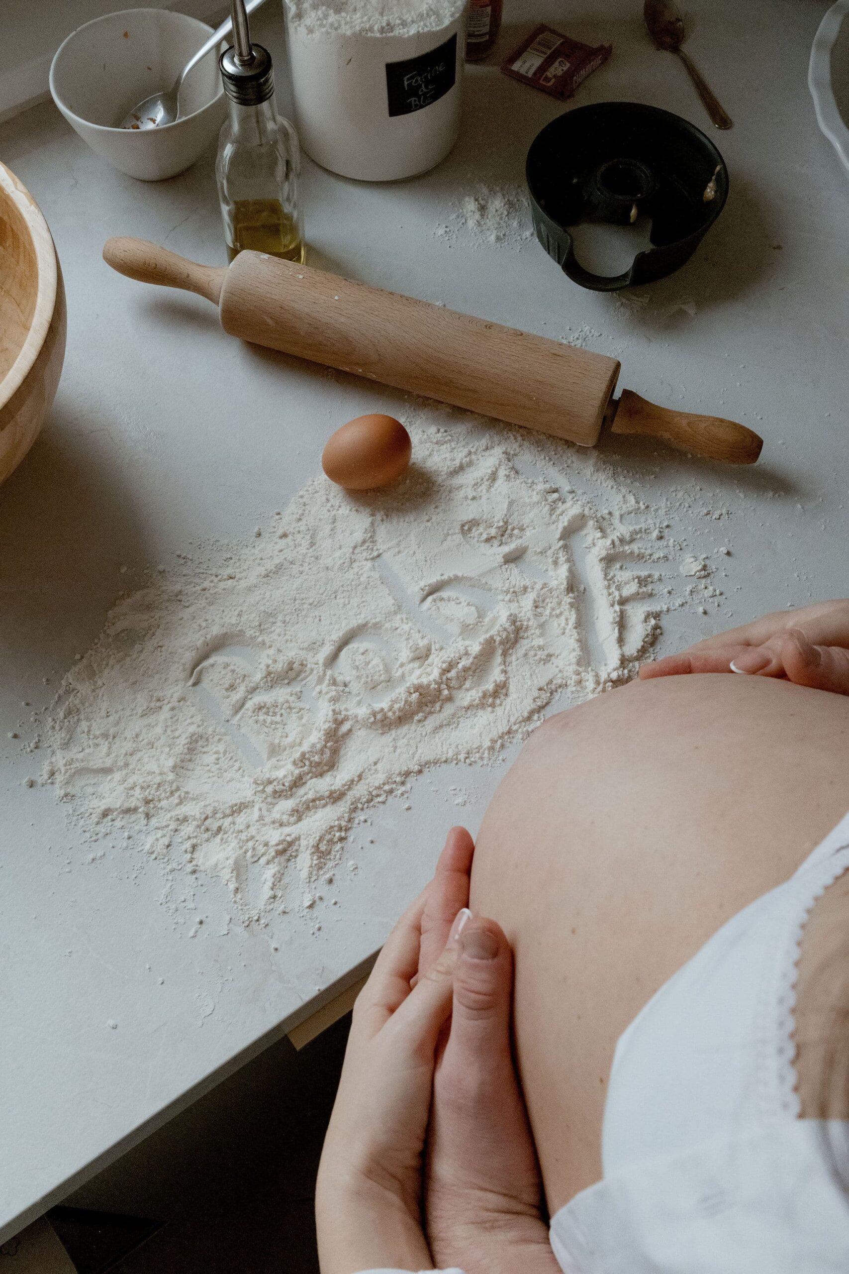 Séance grossesse en intérieur à Clermont-Ferrand, couple cuisinant ensemble