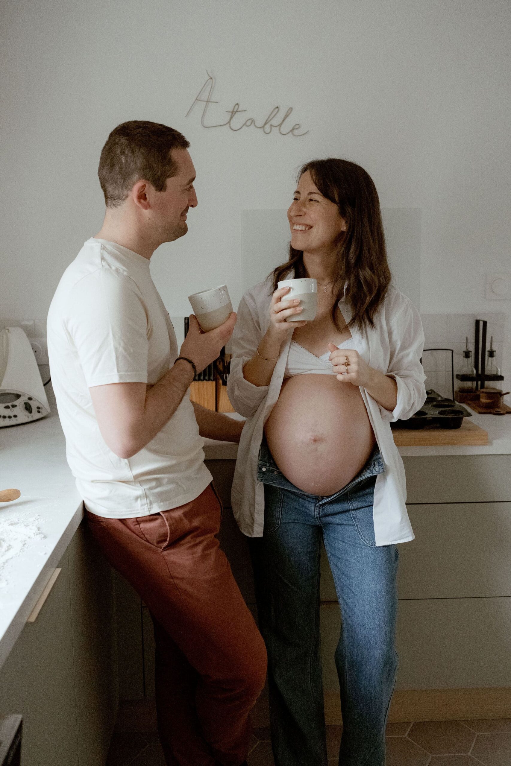Séance grossesse en intérieur à Clermont-Ferrand, couple cuisinant ensemble