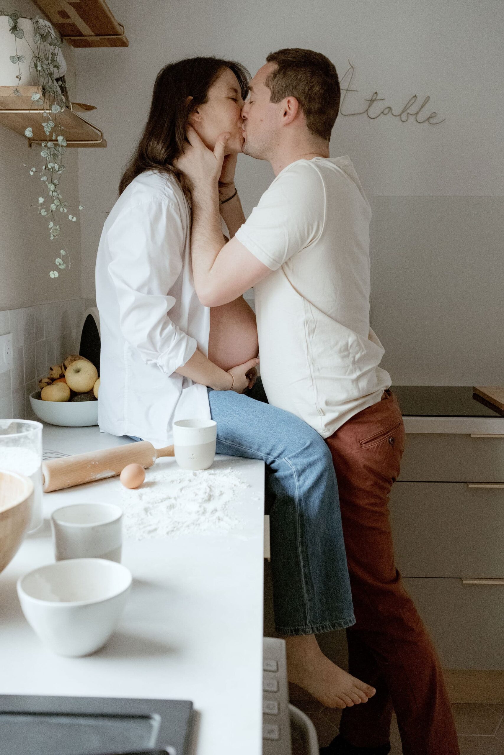 Séance grossesse en intérieur à Clermont-Ferrand, couple cuisinant ensemble